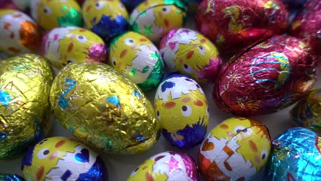 una pila de deliciosos y coloridos huevos de chocolate 02