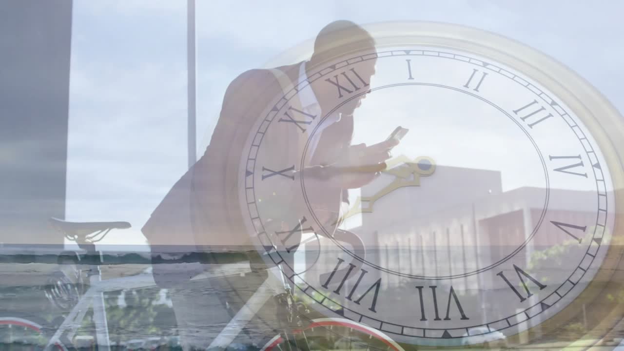 Homem apoiado em bicicleta tocando na tela do celular, causando sobreposição de relógio analógico que rastreia o tempo em demonstração de tecnologia.