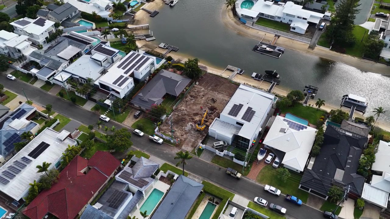Ripresa aerea con drone su lussuose case sul canale e costruzioni residenziali attive a Gold Coast.