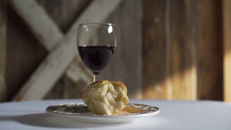 pan de comunión y vino a la luz de la mañana