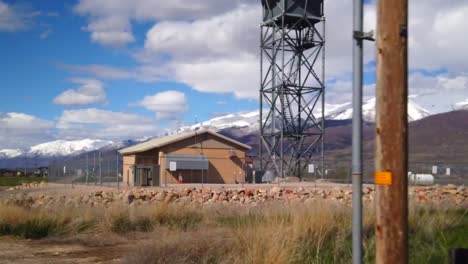 un hiperlapso conduciendo cerca de una torre de radar en el medio del país