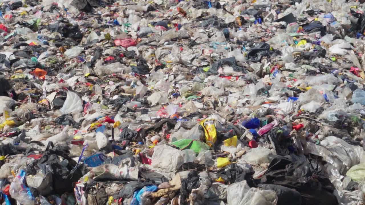 acercarse a los residuos no reciclables en un vertedero