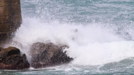 Olas-De-Mar-Azul-Aplastando-Contra-El-Acantilado-En-Resolución-De-4k