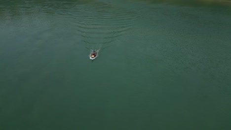 barco en un río