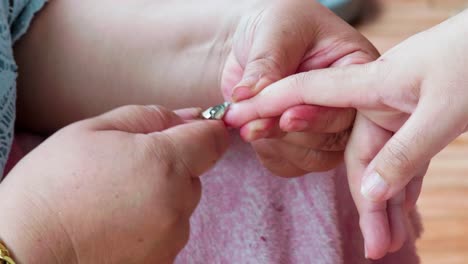 Esteticista-Cosmetóloga-Está-Haciendo-Manicura-En-La-Clínica-De-Cosmetología-Usando-Pinzas-2