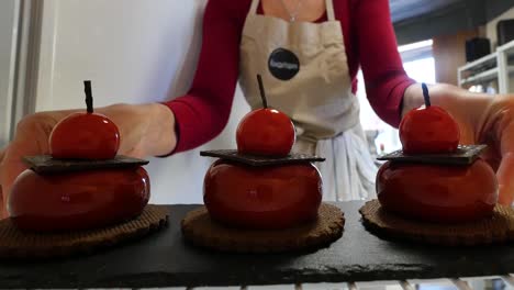 mujer colocando postre en el refrigerador