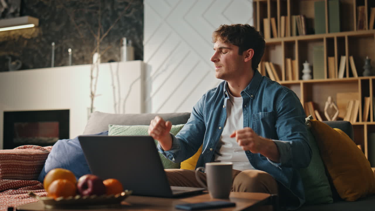 hombre decepcionado mirando la pantalla de la computadora portátil leyendo malas noticias en casa tarde en la noche.