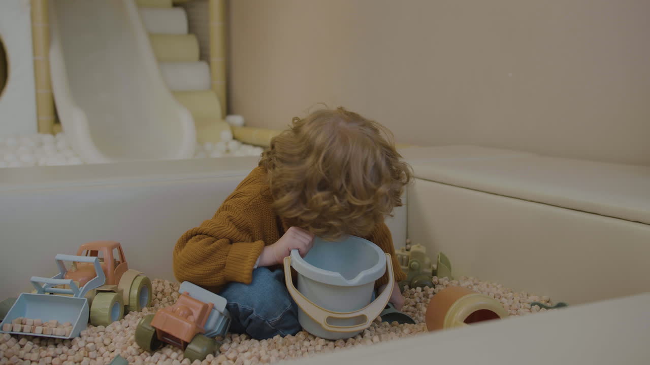 niño pequeño en la sala de juegos
