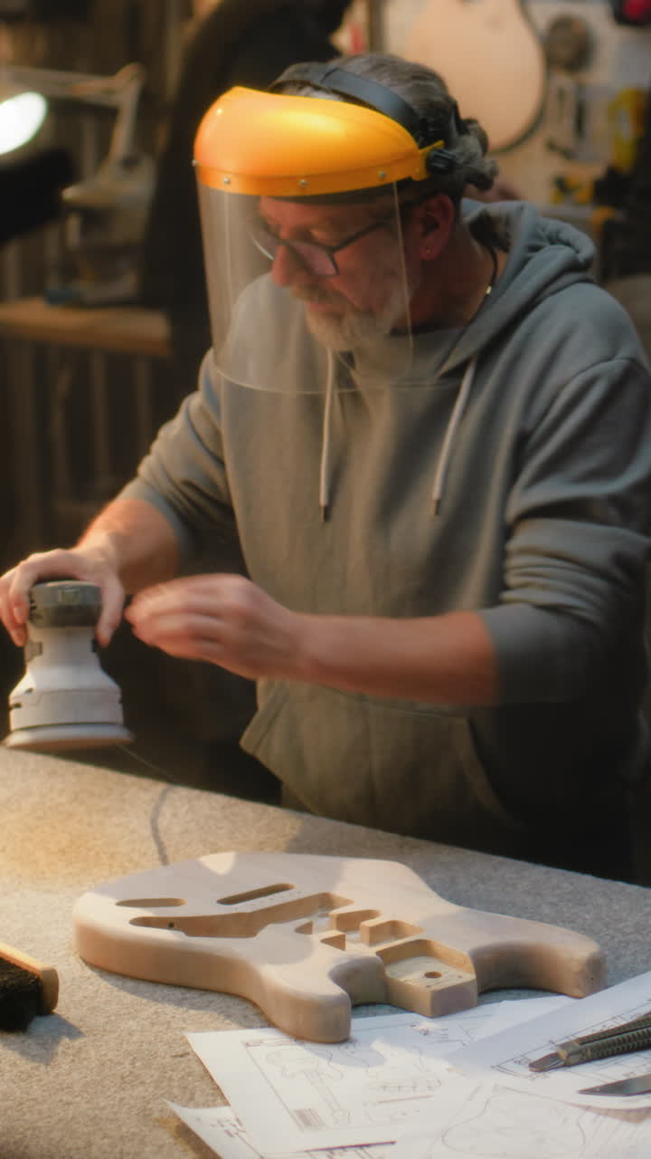 creación de cuerpos de guitarra en un taller