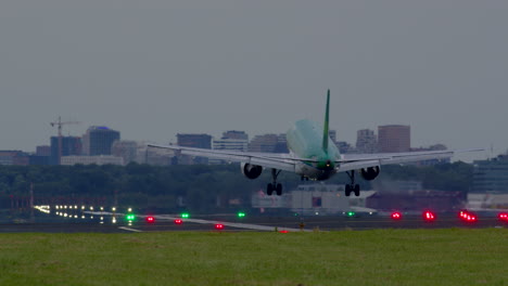 aterrizaje de un avión en un aeropuerto
