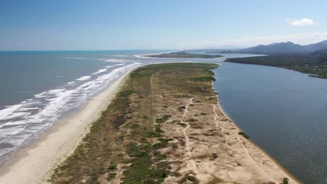 Meeting-of-waters,-fresh-water-of-the-river-with-the-salt-water-of-the-sea,-estuary