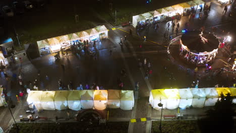 vista de drones de puestos de navidad y carrusel en la plaza podgorski con st