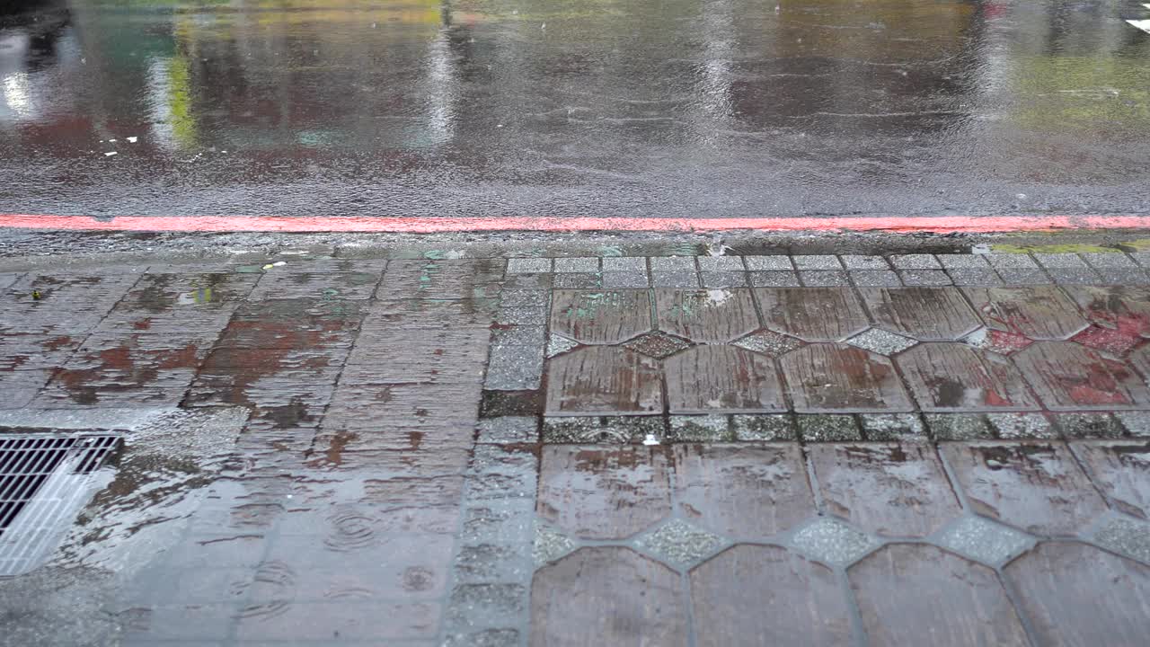 비가 많이 내리는 날의 도로.