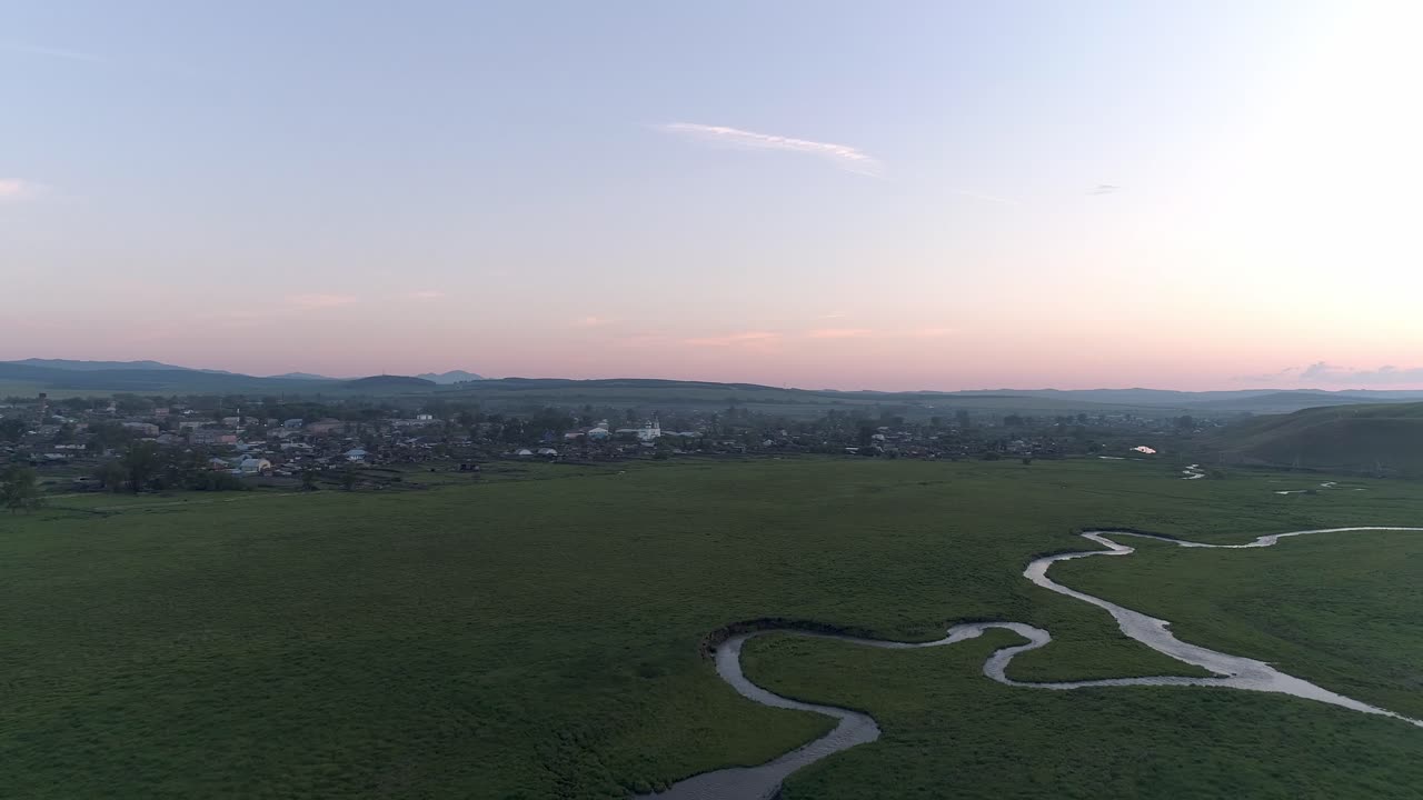 푸른 들판 을 가로질러 흐르는 강 의 공중 풍경
