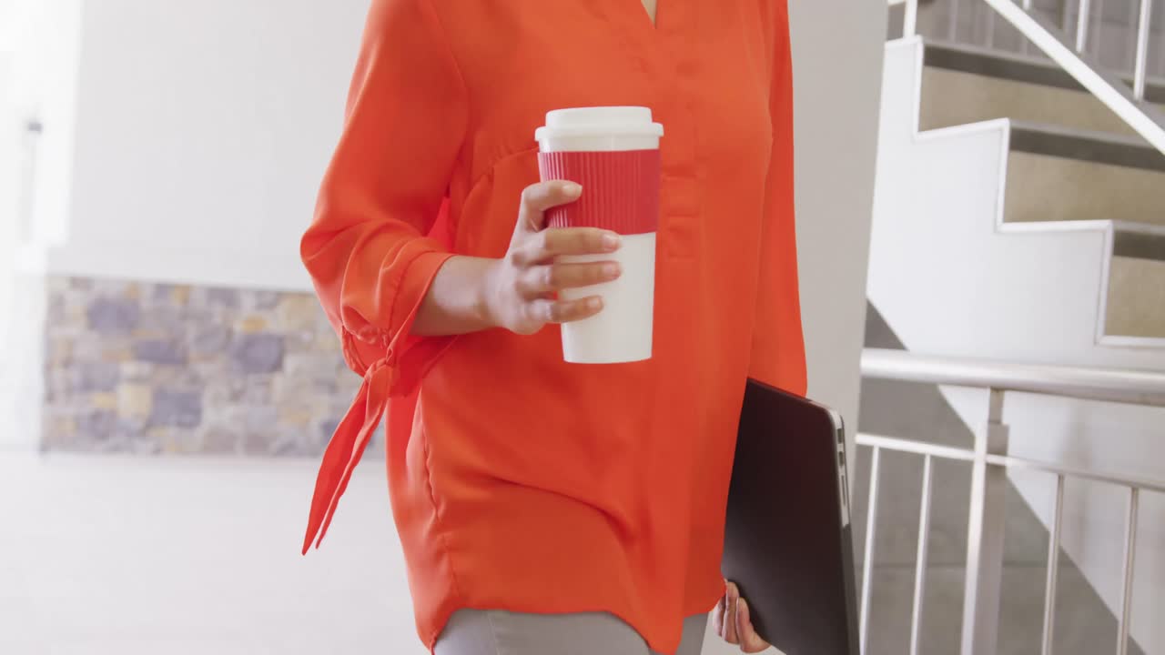 아프리카계 미국인 사업가 여성이 계단을 올라 사무실에서 커피를 들고, 슬로우 모션