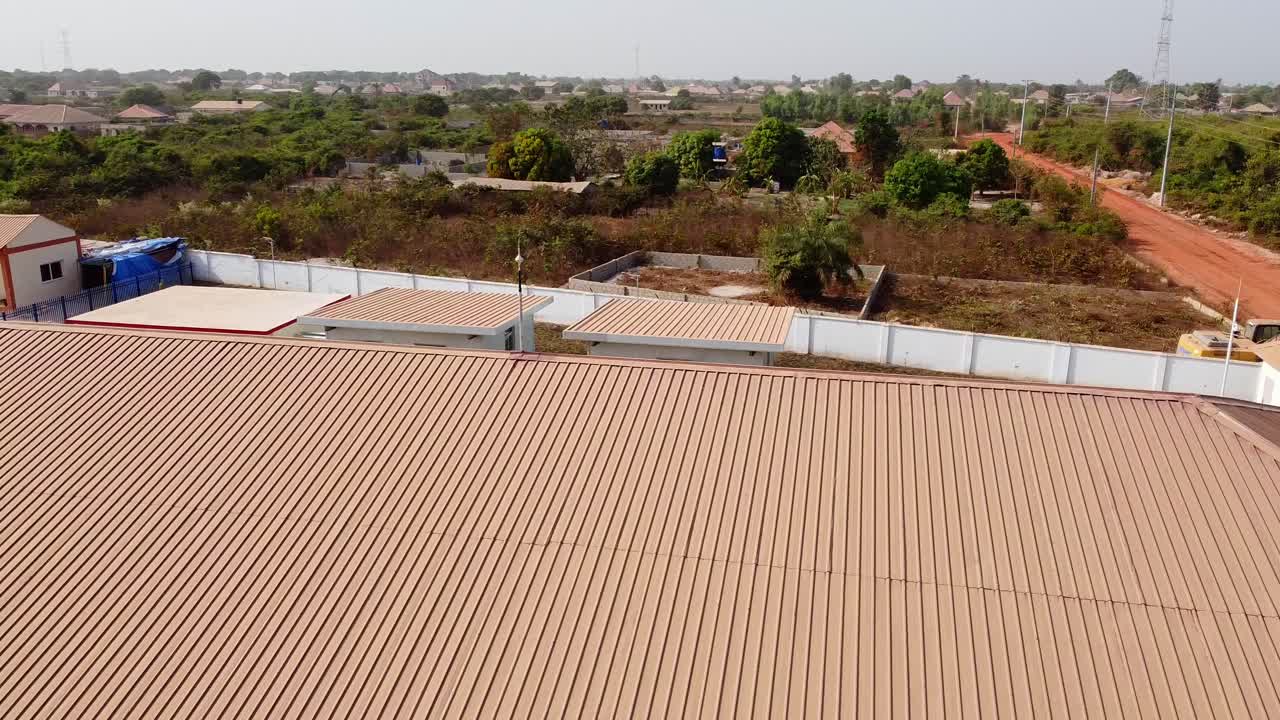 Electrical lightening spike discharge arrester on building rooftop to safely dissipate environmental hazards