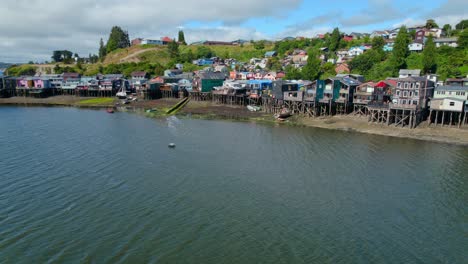 카스트로 시의 팔라피토스 (palafitos) 를 둘러싼 드론 촬영, 칠로 (chiloe) 의 낮 시간