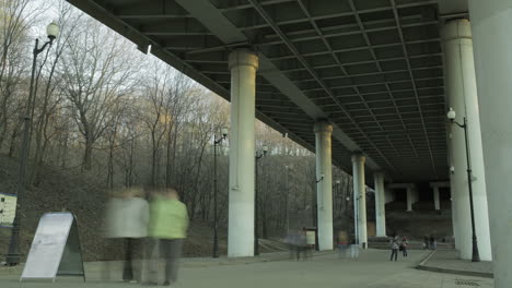 Menschen-In-Unschärfe,-Die-Unter-Der-Brücke-Laufen