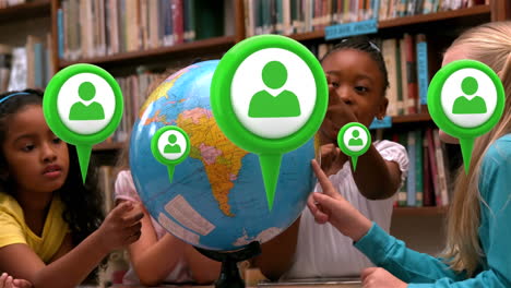 iconos y niños en la biblioteca
