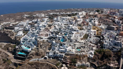 Icónico-Pueblo-De-Oia-En-Santorini,-Grecia-Durante-El-Verano---Toma-Aérea-De-Drones