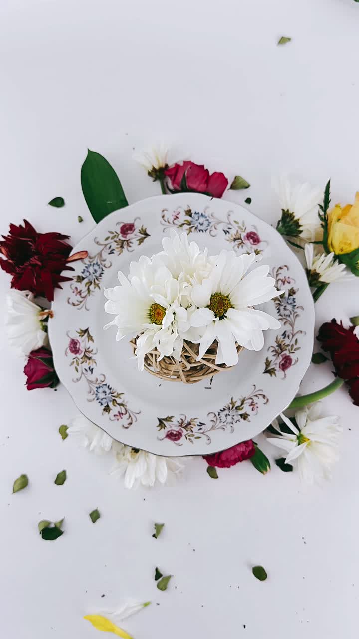 arreglo floral en un plato de cosecha