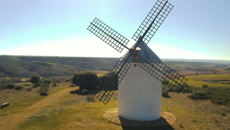 Un-Tiro-Centrado-En-Un-Molino-De-Viento-Típico-En-España