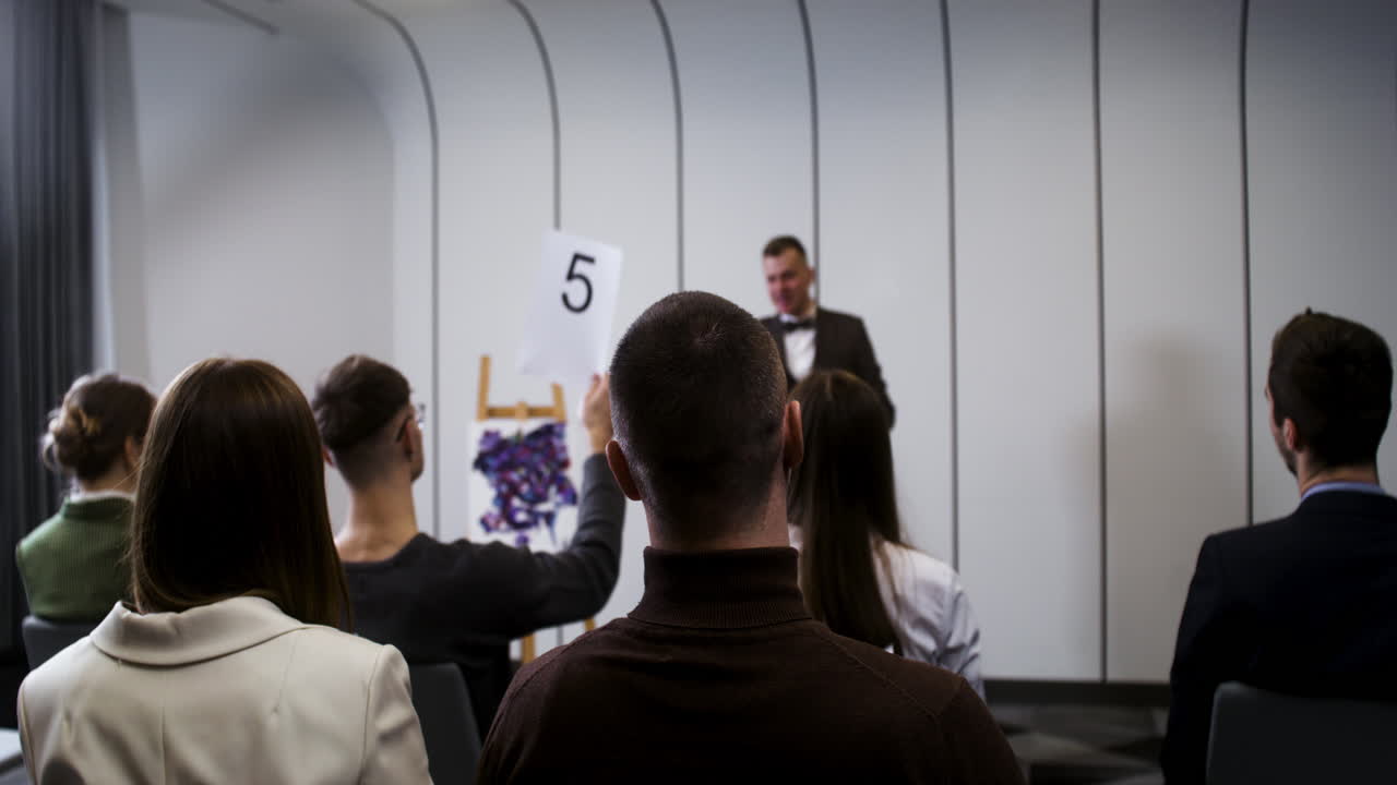 люди на аукционе произведений искусства