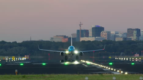 avión que despega o aterriza en el aeropuerto de ámsterdam por la noche