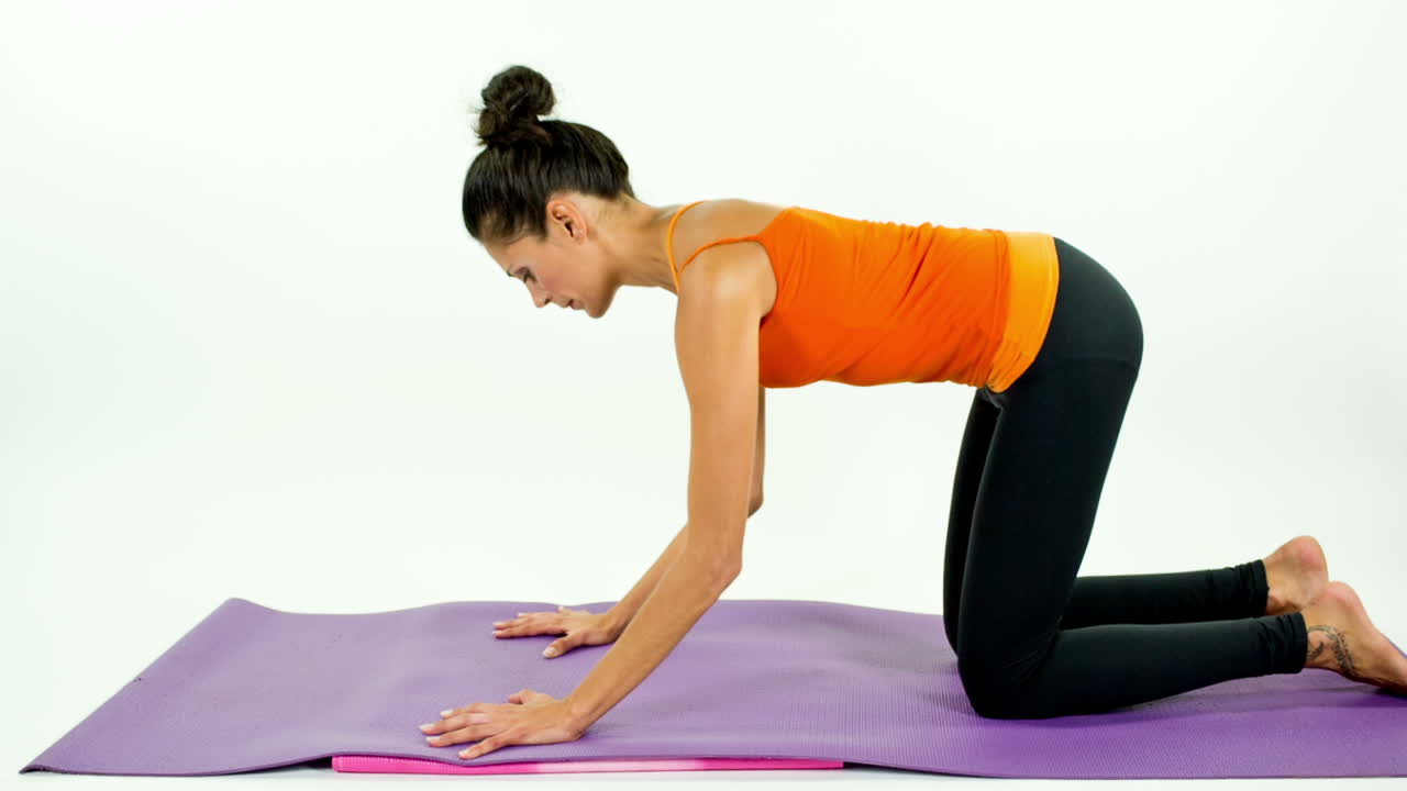 Frau beim Yoga im Studio 12