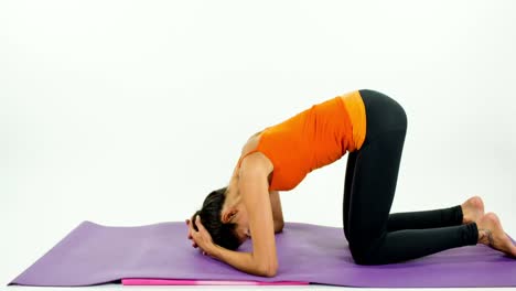 mujer haciendo estudio de yoga 12