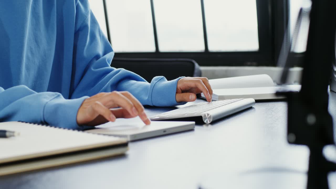 person, die an einem computer arbeitet