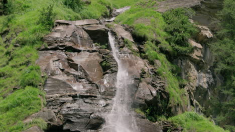 Zeitlupe-Eines-Wunderschönen-Flusses,-Der-An-Einem-Sonnigen-Tag-Einen-Bergfelsen-Hinunterfließt