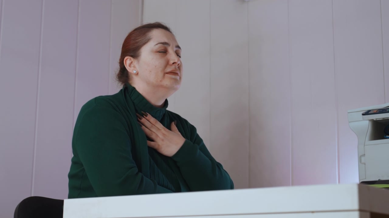 Donna calma ritrova la pace in uno spazio tranquillo. Una donna ritrova la pace interiore attraverso un momento di tranquillità al lavoro. Donna serena ritrova la calma con un respiro rilassante nel suo spazio di lavoro dedicato.