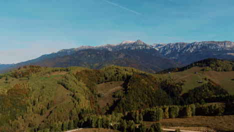 在晴朗的陽光下,山丘,山谷和雪山山脊的美麗空中景色