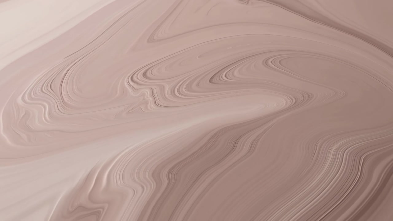 Vista ravvicinata dall'alto di una texture astratta in marmo nei toni del rosa cipria e del beige, con delicati vortici e linee curve che si spostano lentamente e rivelano movimento.