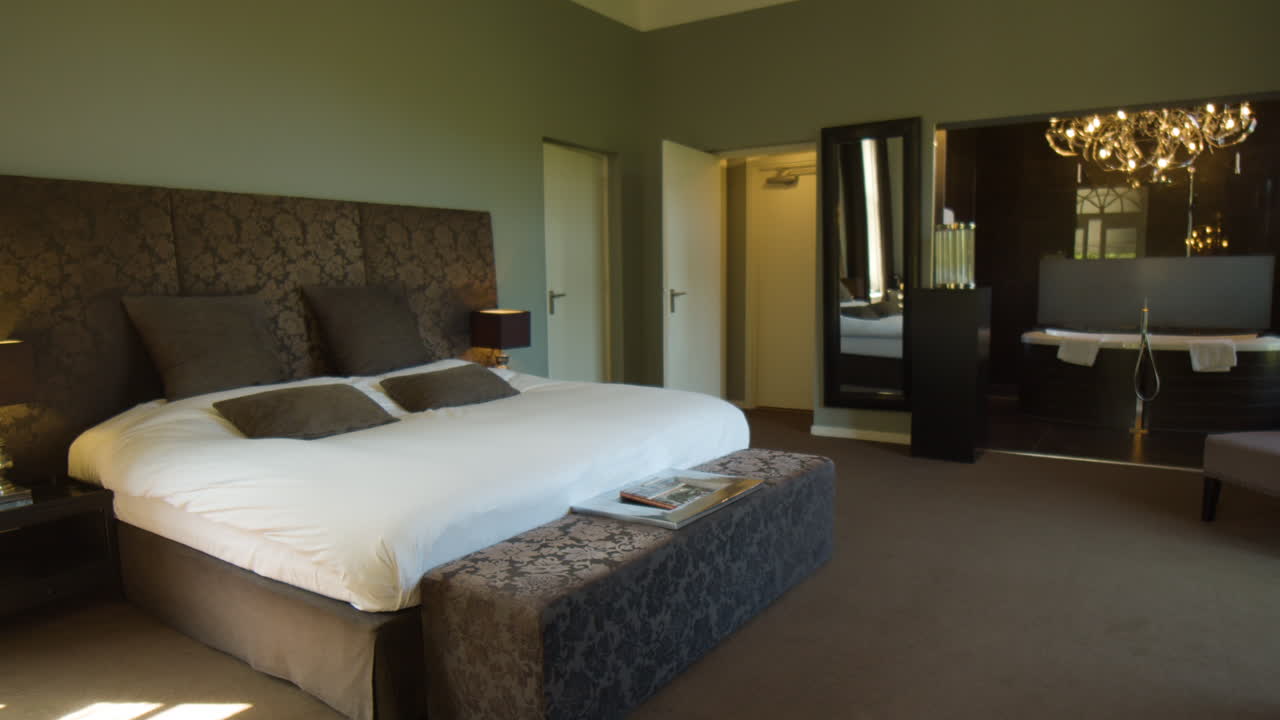 고급스러운 거품 목욕을 배경으로 아름다운 호텔 객실의 돌리