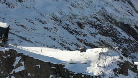Luftaufnahme,-Eine-Gondel-Fährt-Im-Winter-In-Einem-Schweizer-Alpenberg,-Bereit-Für-Bergsteiger