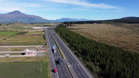 Carretera-Ecuador-E35-Ruta-Principal-En-El-Cantón-Mejía-Provincia-De-Pichincha-Vista-De-Drones