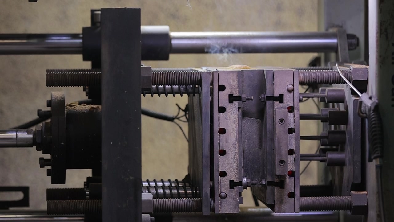 Máquina automatizada de moldagem de areia para indústria pesada travada com segurança em seu ciclo de compressão