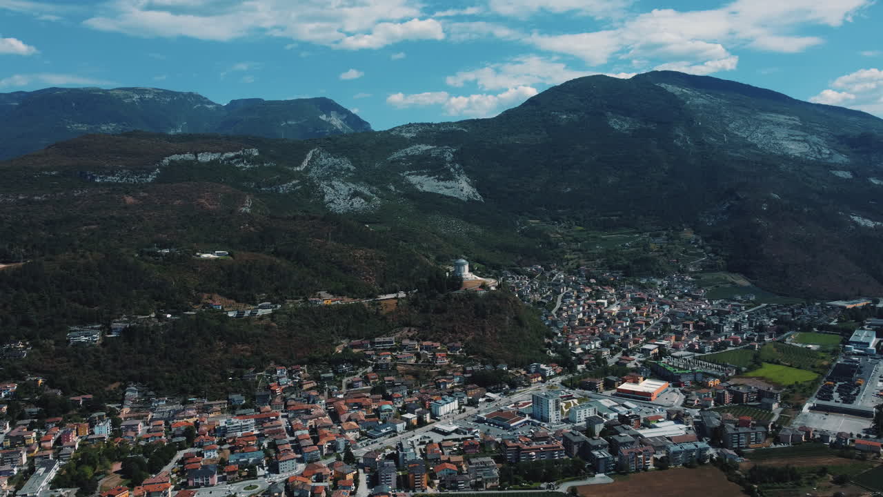 이탈리아 알프스 산맥 에 자리 잡은 도시 의 공중 사진