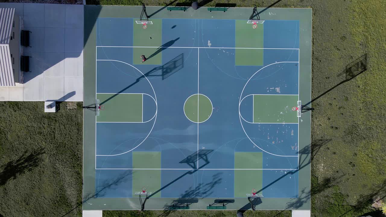 Concetto di basket - Campi sportivi in un parco urbano all'aperto