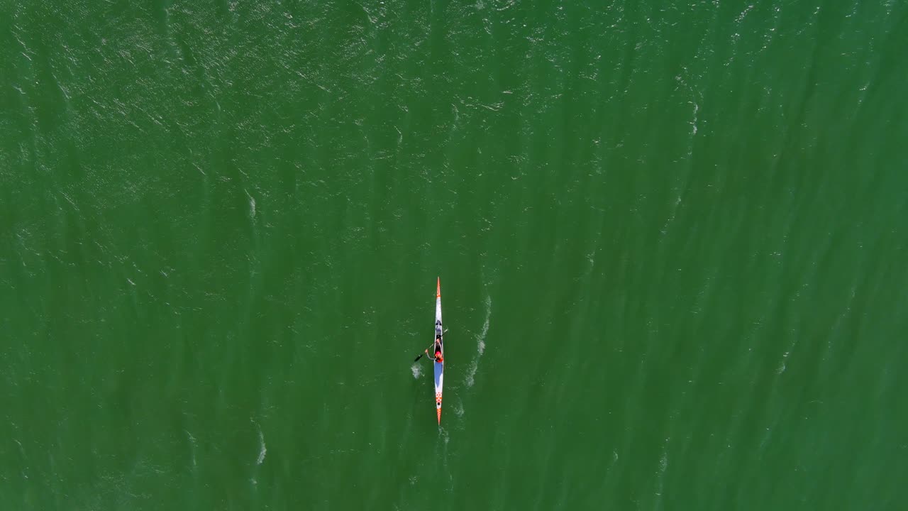 vista de pájaro de una persona en kayak en la playa de la laguna en ciudad del cabo sudáfrica