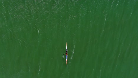 vista de pájaro de una persona en kayak en la playa de la laguna en ciudad del cabo sudáfrica