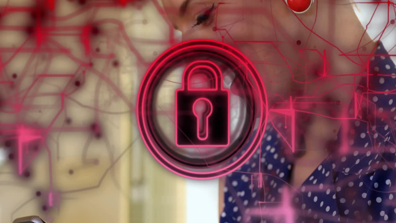 Donna che tocca lo smartphone sul bancone, sovrapposizione di lucchetto che cresce e copre il volto per sicurezza.
