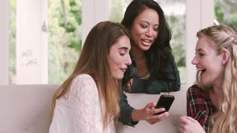 amigas viendo el teléfono inteligente