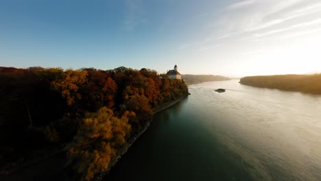 Fpv-Acercándose-Al-Pintoresco-Castillo-De-Schönbühel,-Ascendiendo-Lentamente-Y-Pasando-Con-Una-Rotación-Suave,-Revelando-El-Pacífico-Río-Danubio