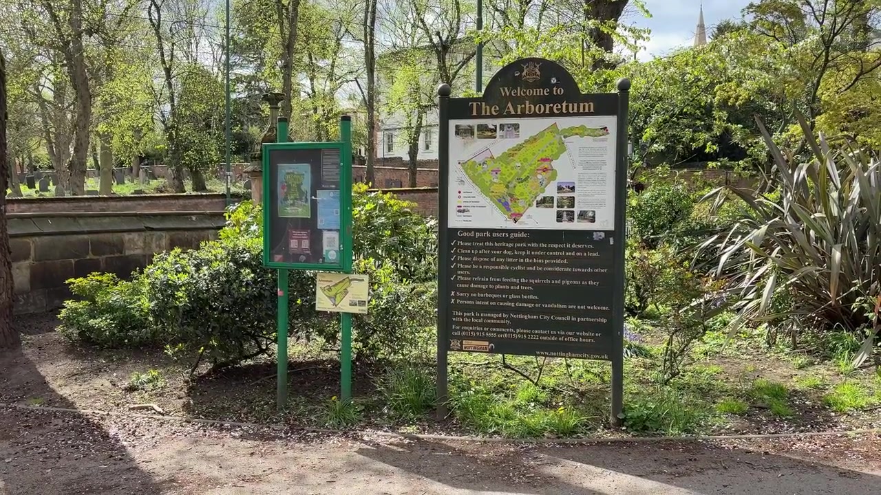 Vista del Parco Arboretum di Nottingham su Waverley Street, un giardino storico e uno spazio verde nel centro di Nottingham, Nottinghamshire, East Midlands, Inghilterra.
