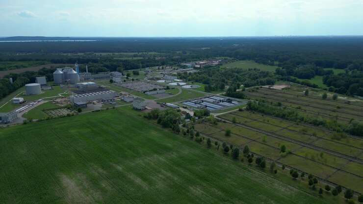 Vista aerea di un impianto di trattamento delle acque reflue, che dimostra il processo di purificazione dell'acqua, garantendo la sostenibilità ambientale e la gestione delle risorse. Rampa di velocità, hyper motion, time lapse, panorama, orbita drone.