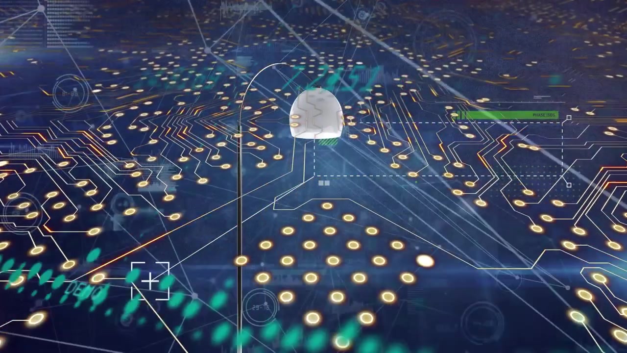 Animazione di una scheda madre di computer e una rete di connessioni con elaborazione dati, con una lampada in primo piano.