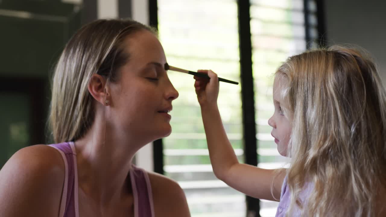 hija inventando a su madre